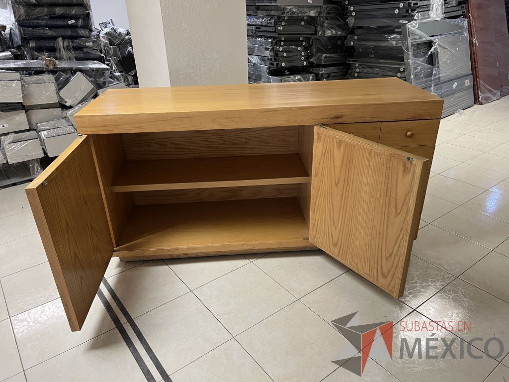 Lote 053 - Lote con 30 artículos (credenzas, mesas, cocineta, lamparas, bocina, reloj y tapetes) - Imagen 4
