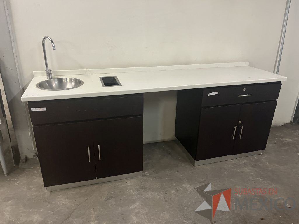 Lote 053 - Lote con 30 artículos (credenzas, mesas, cocineta, lamparas, bocina, reloj y tapetes) - Imagen 15