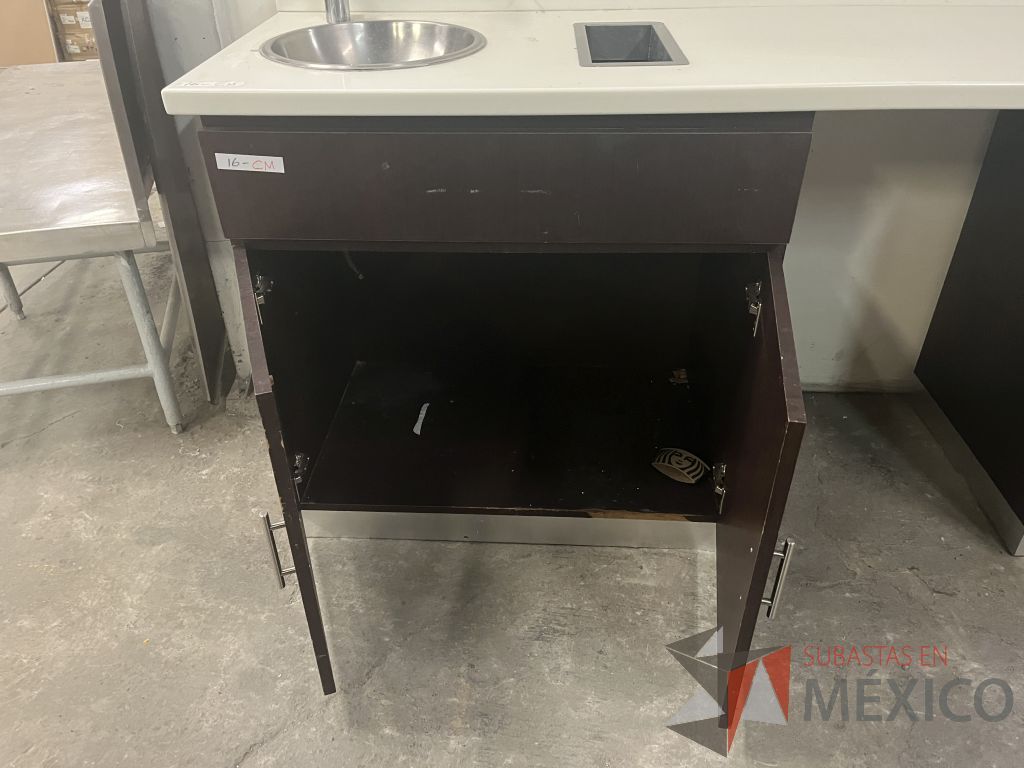 Lote 053 - Lote con 30 artículos (credenzas, mesas, cocineta, lamparas, bocina, reloj y tapetes) - Imagen 13