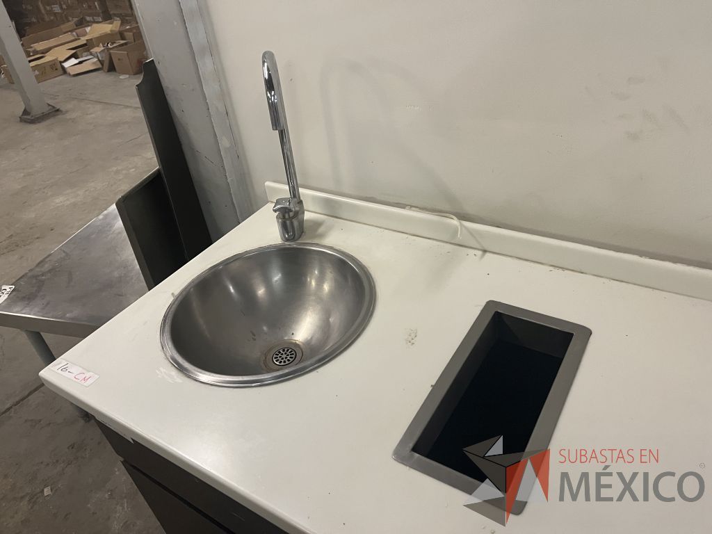 Lote 053 - Lote con 30 artículos (credenzas, mesas, cocineta, lamparas, bocina, reloj y tapetes) - Imagen 12
