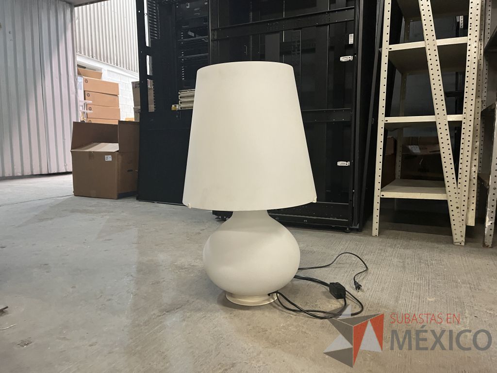 Lote 053 - Lote con 30 artículos (credenzas, mesas, cocineta, lamparas, bocina, reloj y tapetes) - Imagen 17