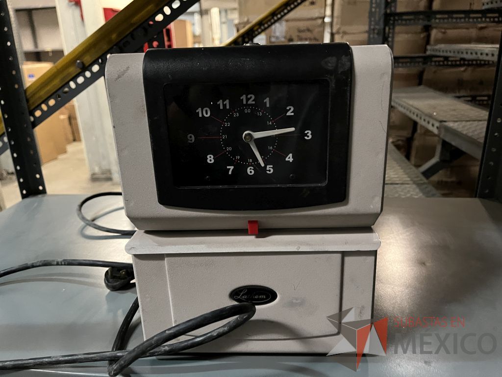 Lote 053 - Lote con 30 artículos (credenzas, mesas, cocineta, lamparas, bocina, reloj y tapetes) - Imagen 40