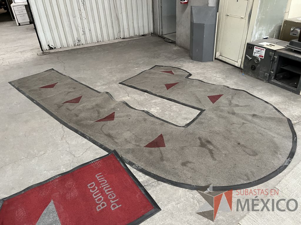 Lote 053 - Lote con 30 artículos (credenzas, mesas, cocineta, lamparas, bocina, reloj y tapetes) - Imagen 28