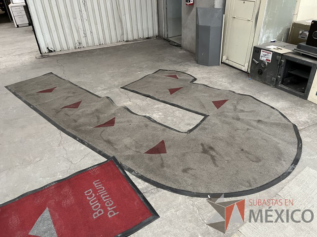 Lote 053 - Lote con 30 artículos (credenzas, mesas, cocineta, lamparas, bocina, reloj y tapetes) - Imagen 24