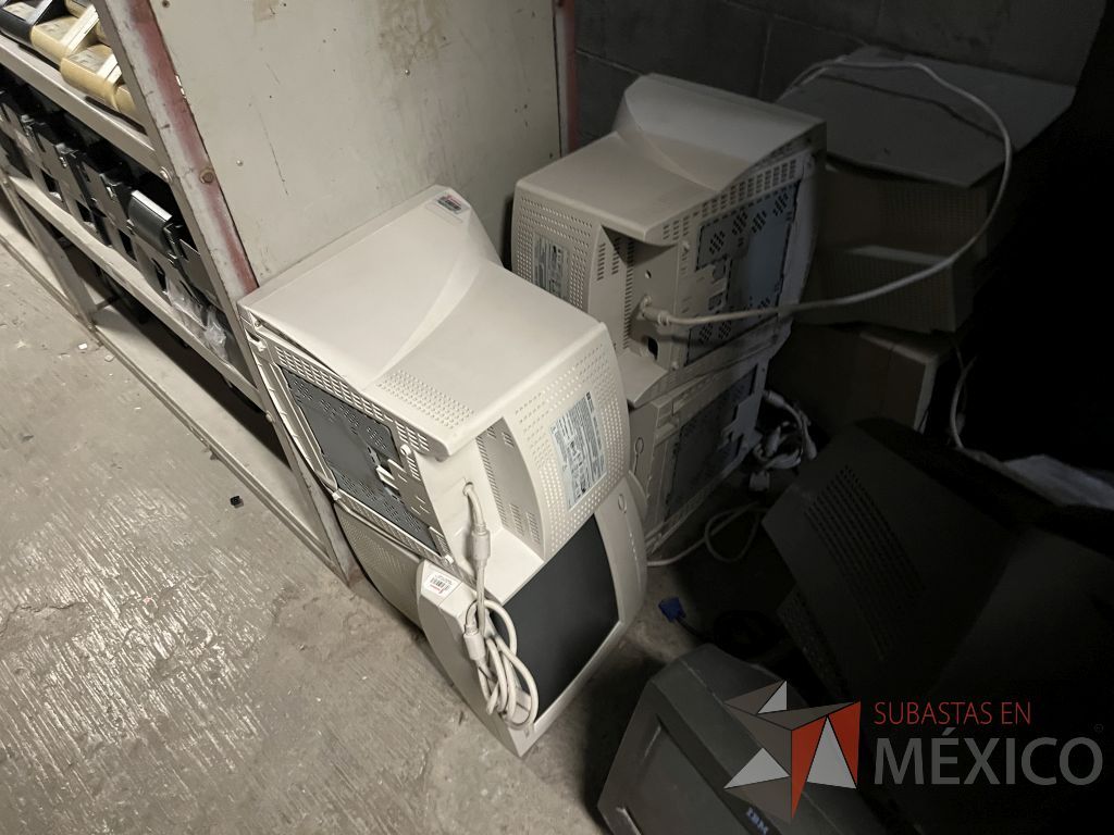 Lote 075 - 349 Pantallas Ti sin base, marca: Lenovo, View Sonic y Dell - Imagen 13