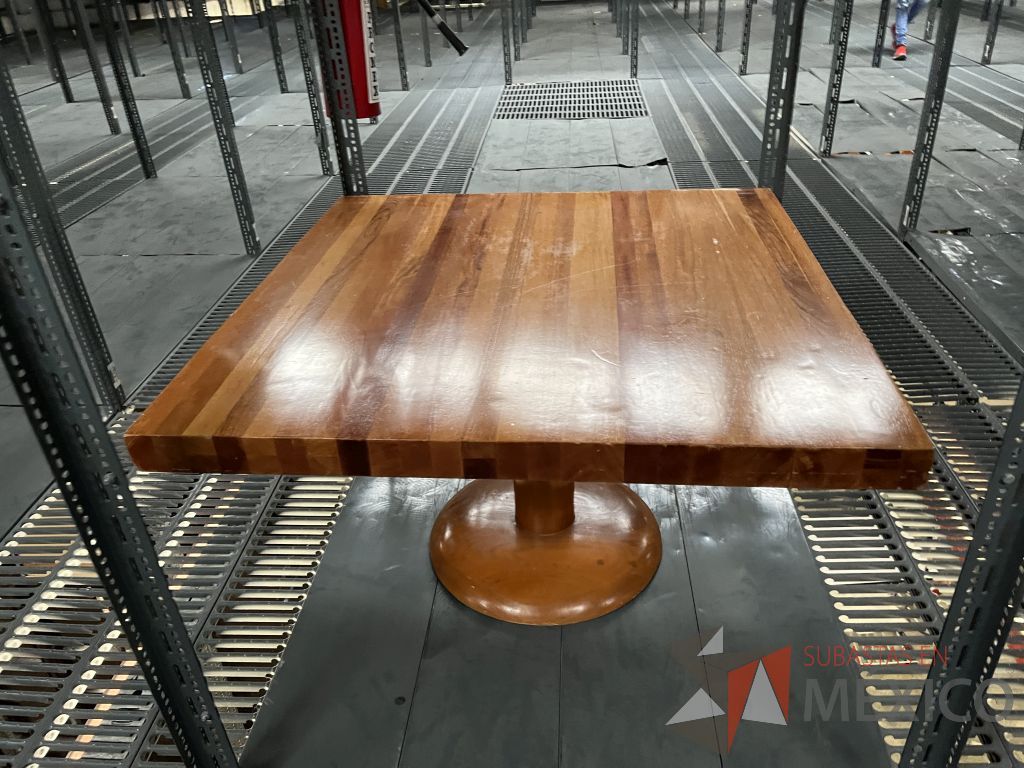 Lote 048 - Lote con 62 artículos (Persianas, mesas de madera y de trabajo, lockers, credenzas, escritorios y libreros)