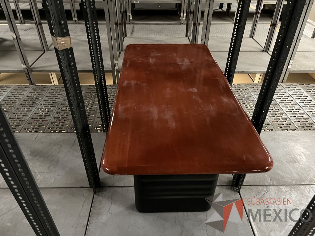 Lote 048 - Lote con 62 artículos (Persianas, mesas de madera y de trabajo, lockers, credenzas, escritorios y libreros) - Imagen 33