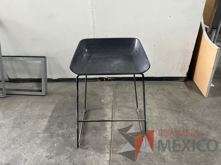 Lote 002 - 6 Bancos altos, descansapies, asiento en plástico color negro
