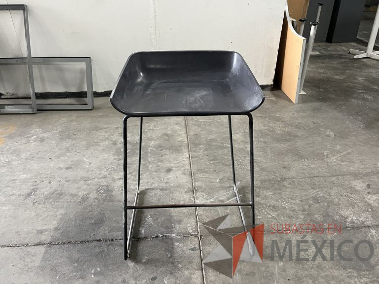 Lote 002 - 6 Bancos altos, descansapies, asiento en plástico color negro - Imagen 5