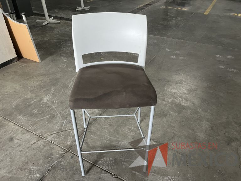 Lote 007 - 2 Sillas altas, descansapies, respaldo en plástico y asiento en tela color café - Imagen 4