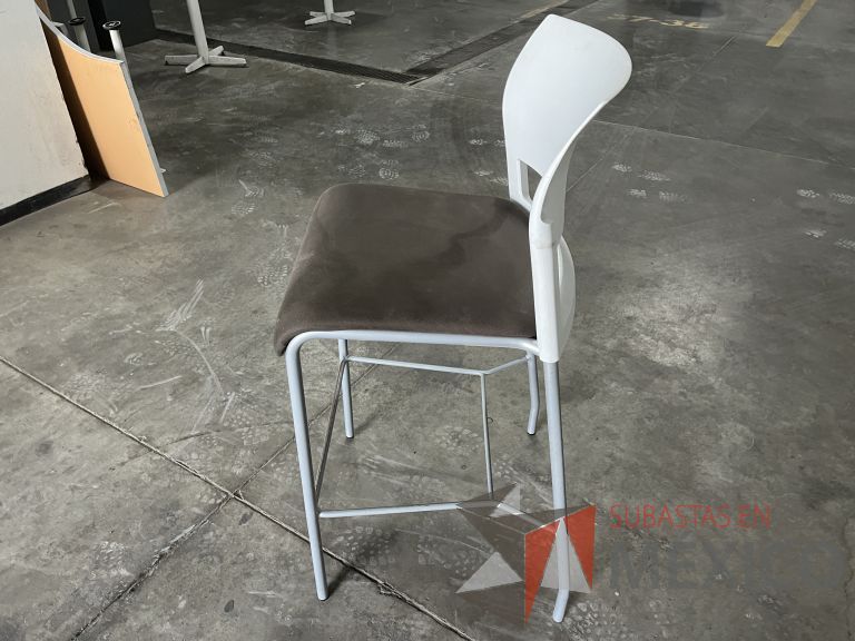Lote 007 - 2 Sillas altas, descansapies, respaldo en plástico y asiento en tela color café - Imagen 6
