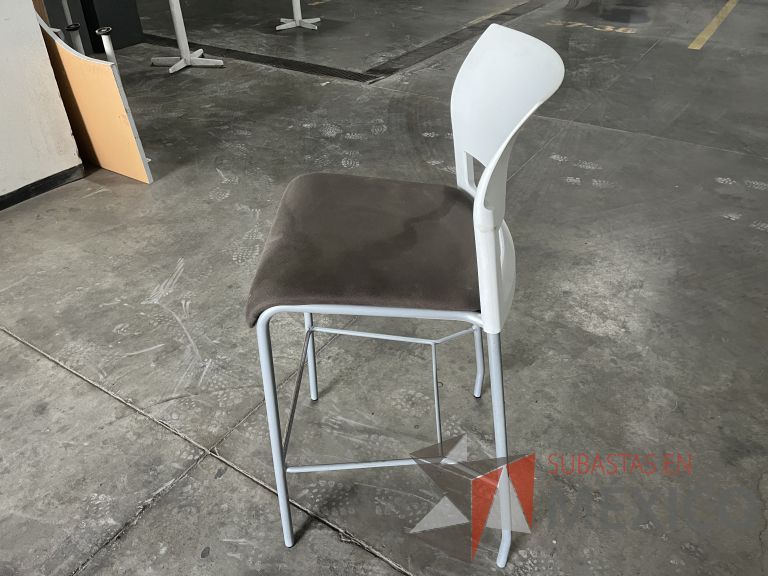 Lote 007 - 2 Sillas altas, descansapies, respaldo en plástico y asiento en tela color café - Imagen 7