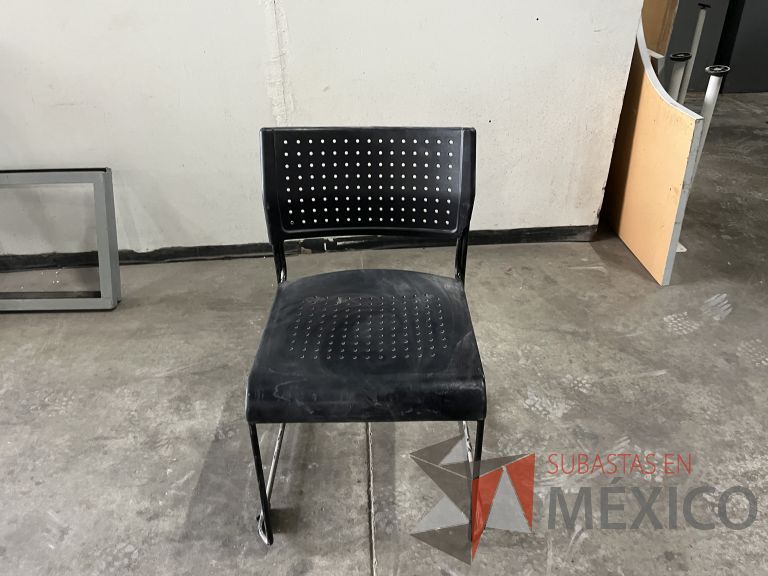 Lote 009 - Silla fija, asiento y respaldo en plástico color negro - Imagen 2