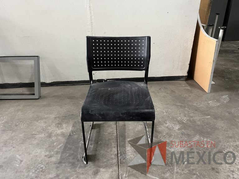 Lote 009 - Silla fija, asiento y respaldo en plástico color negro