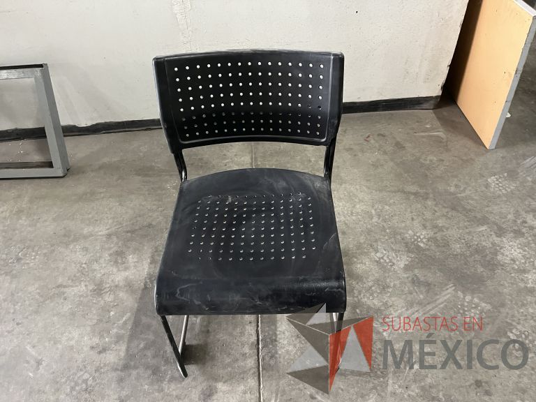 Lote 009 - Silla fija, asiento y respaldo en plástico color negro - Imagen 3