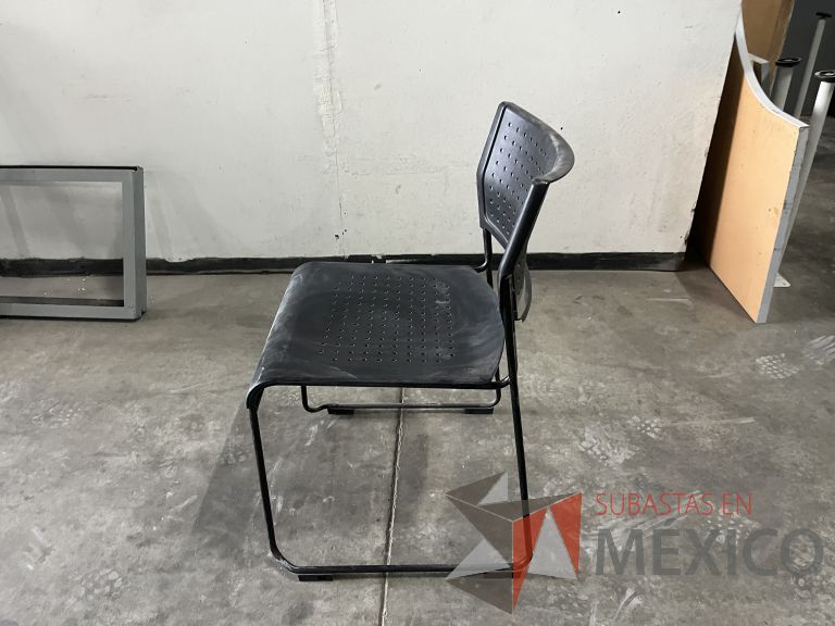 Lote 009 - Silla fija, asiento y respaldo en plástico color negro - Imagen 4