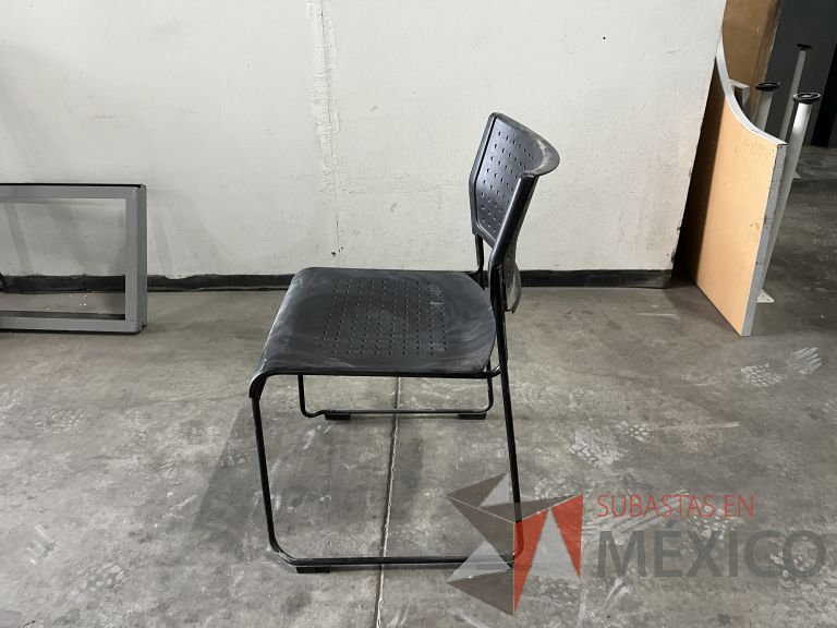 Lote 009 - Silla fija, asiento y respaldo en plástico color negro - Imagen 5