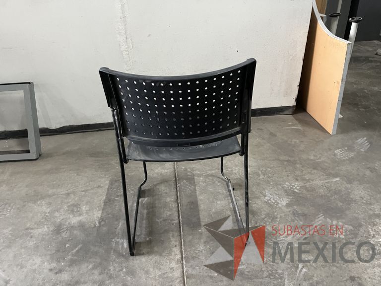 Lote 009 - Silla fija, asiento y respaldo en plástico color negro - Imagen 6