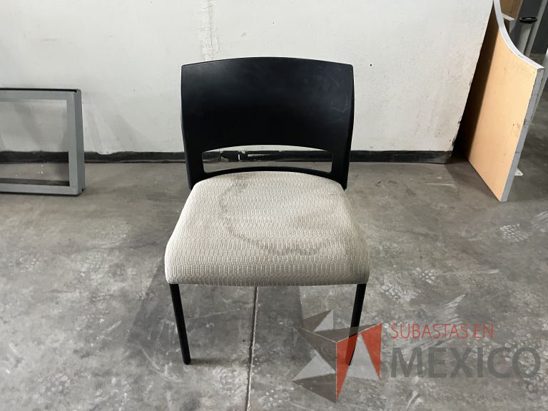 Lote 011 - 5 Sillas fijas, respaldo en plástico color negro y asiento en tela color verde