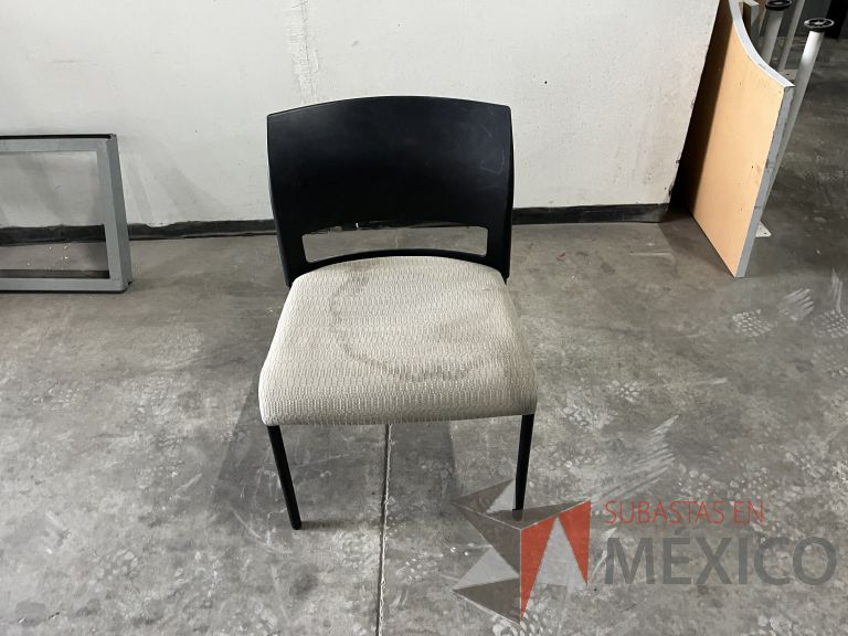 Lote 011 - 5 Sillas fijas, respaldo en plástico color negro y asiento en tela color verde - Imagen 3