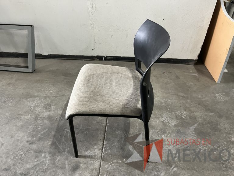 Lote 011 - 5 Sillas fijas, respaldo en plástico color negro y asiento en tela color verde - Imagen 4