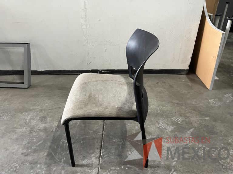 Lote 011 - 5 Sillas fijas, respaldo en plástico color negro y asiento en tela color verde - Imagen 5