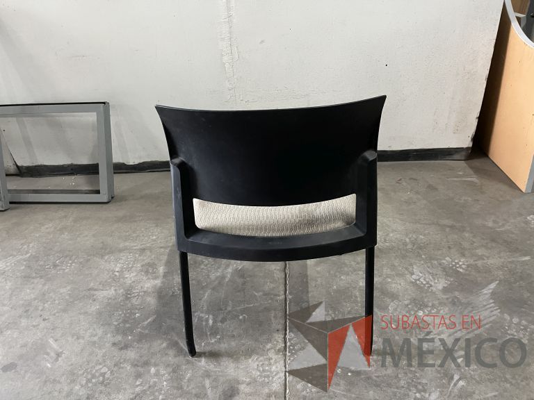 Lote 011 - 5 Sillas fijas, respaldo en plástico color negro y asiento en tela color verde - Imagen 6