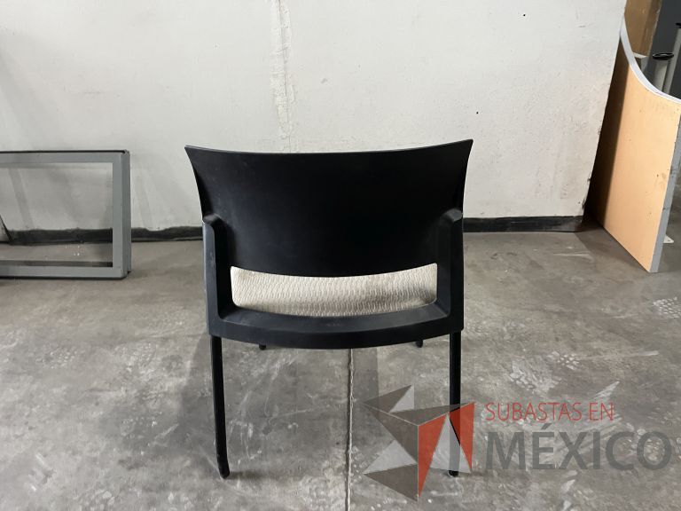 Lote 011 - 5 Sillas fijas, respaldo en plástico color negro y asiento en tela color verde - Imagen 7