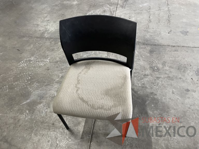 Lote 011 - 5 Sillas fijas, respaldo en plástico color negro y asiento en tela color verde - Imagen 9