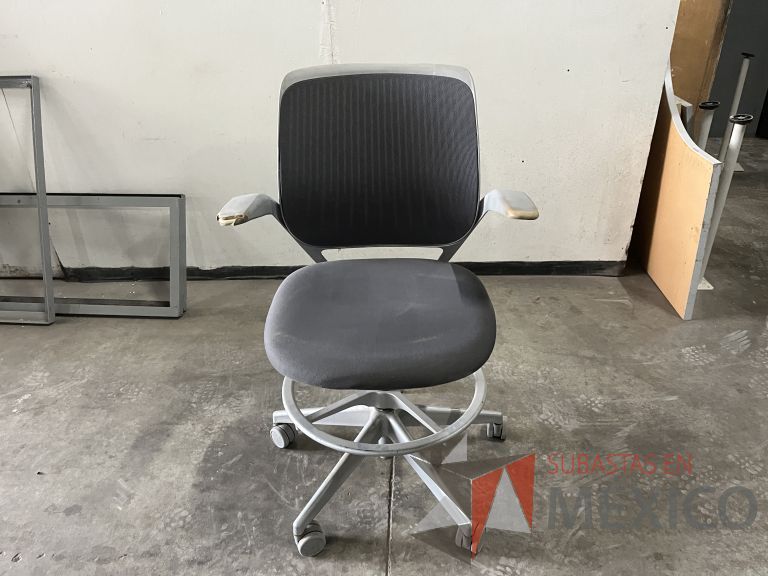 Lote 012 - Silla alta, descansapies, descansabrazos, respaldo en malla y asiento en tela color gris