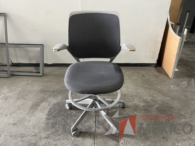 Lote 012 - Silla alta, descansapies, descansabrazos, respaldo en malla y asiento en tela color gris - Imagen 2