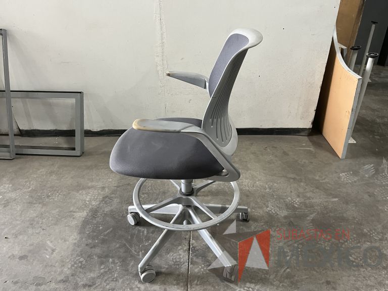 Lote 012 - Silla alta, descansapies, descansabrazos, respaldo en malla y asiento en tela color gris - Imagen 3