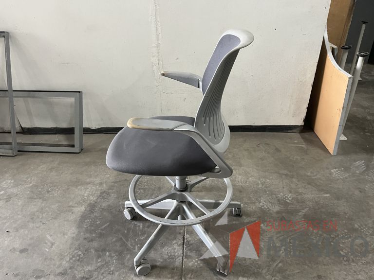 Lote 012 - Silla alta, descansapies, descansabrazos, respaldo en malla y asiento en tela color gris - Imagen 4