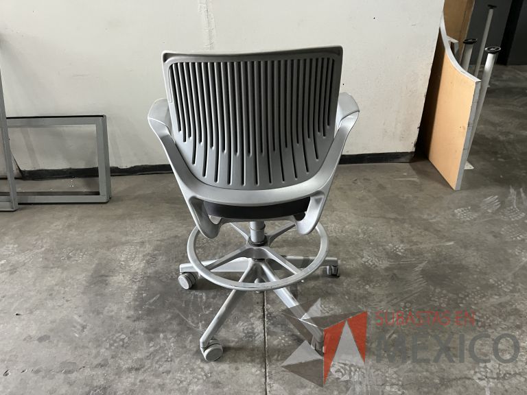 Lote 012 - Silla alta, descansapies, descansabrazos, respaldo en malla y asiento en tela color gris - Imagen 5