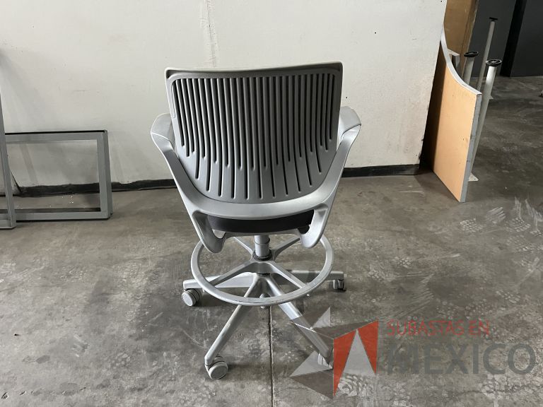 Lote 012 - Silla alta, descansapies, descansabrazos, respaldo en malla y asiento en tela color gris - Imagen 6