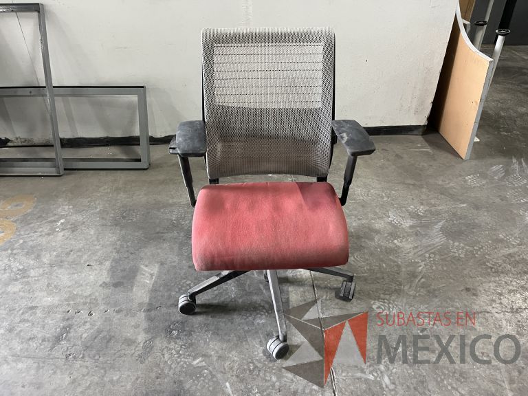 Lote 018 - 4 Sillas ejecutivas con ruedas, descansabrazos, respaldo en malla y asiento en tela color rojo - Imagen 2