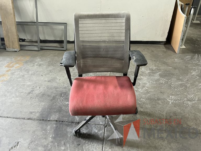 Lote 018 - 4 Sillas ejecutivas con ruedas, descansabrazos, respaldo en malla y asiento en tela color rojo