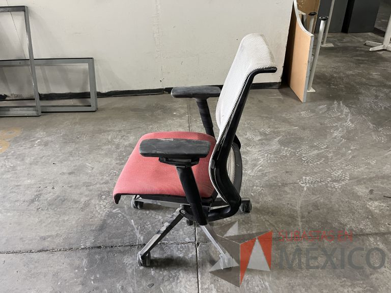 Lote 018 - 4 Sillas ejecutivas con ruedas, descansabrazos, respaldo en malla y asiento en tela color rojo - Imagen 3