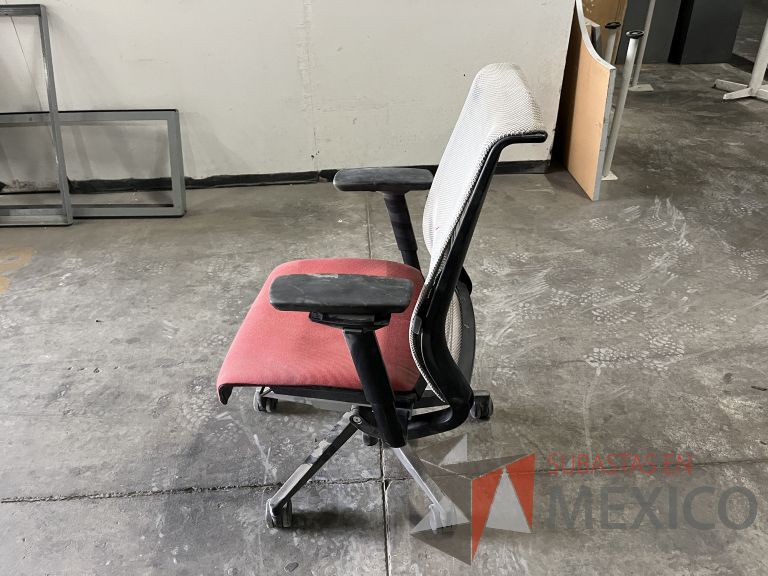 Lote 018 - 4 Sillas ejecutivas con ruedas, descansabrazos, respaldo en malla y asiento en tela color rojo - Imagen 4