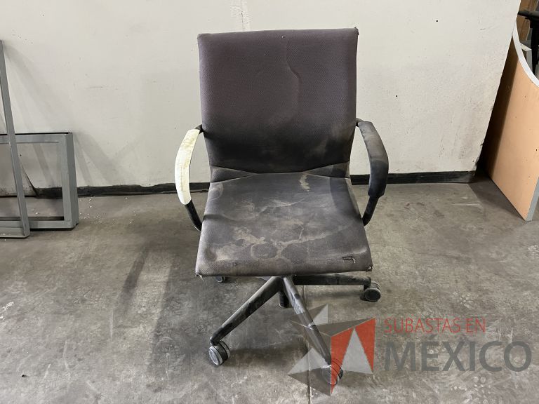 Lote 021 - Silla ejecutiva con ruedas, descansabrazos, asiento y respaldo en tela color gris - Imagen 2