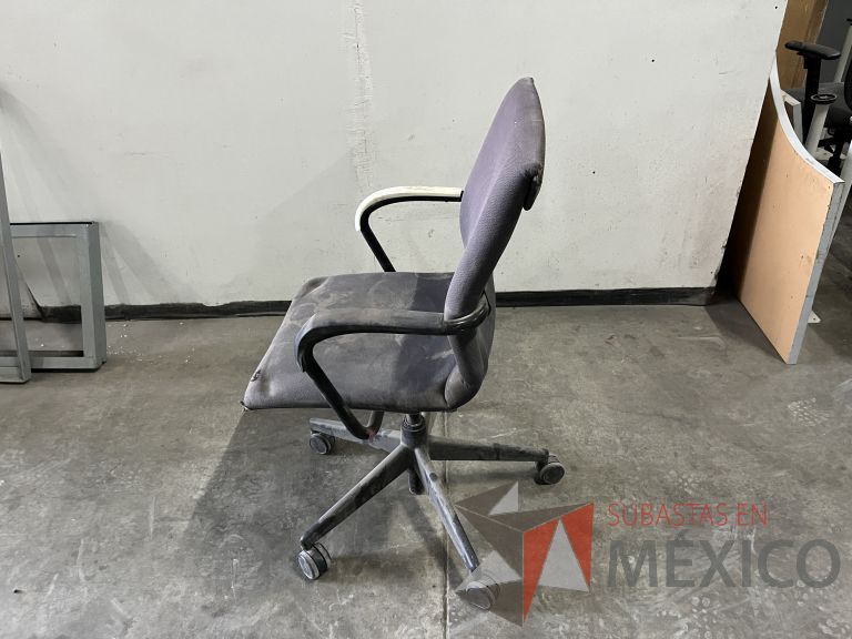 Lote 021 - Silla ejecutiva con ruedas, descansabrazos, asiento y respaldo en tela color gris - Imagen 3