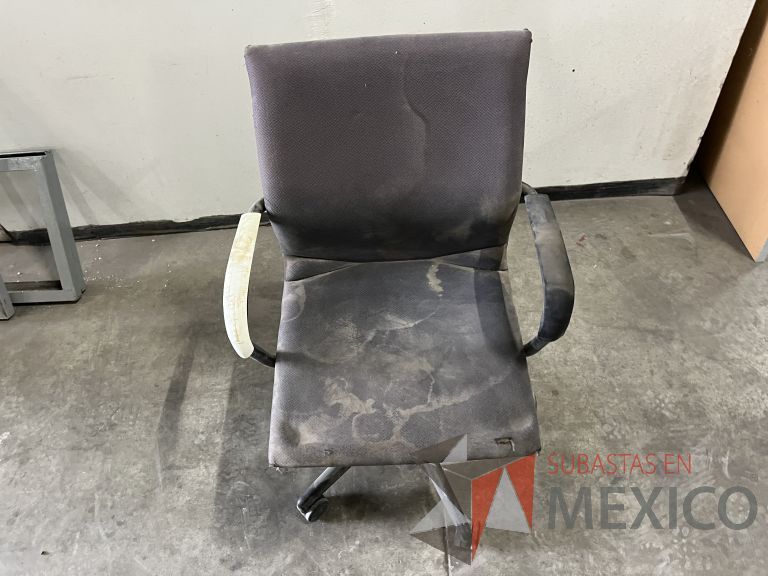 Lote 021 - Silla ejecutiva con ruedas, descansabrazos, asiento y respaldo en tela color gris - Imagen 6