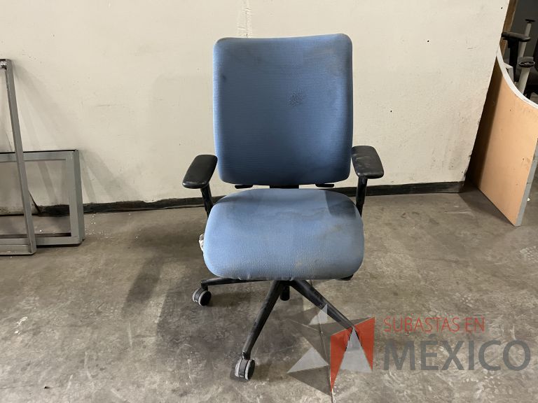 Lote 020 - 2 Sillas operativas con ruedas, descansabrazos, asiento y respaldo en tela color azul