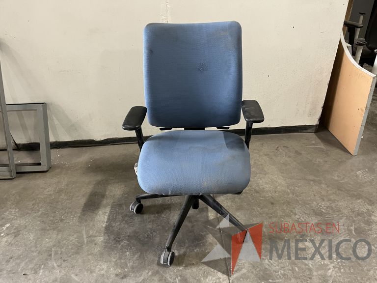 Lote 020 - 2 Sillas operativas con ruedas, descansabrazos, asiento y respaldo en tela color azul - Imagen 2