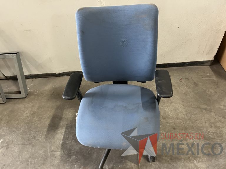 Lote 020 - 2 Sillas operativas con ruedas, descansabrazos, asiento y respaldo en tela color azul - Imagen 3