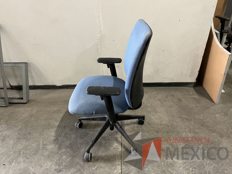 Lote 020 - 2 Sillas operativas con ruedas, descansabrazos, asiento y respaldo en tela color azul - Imagen 4