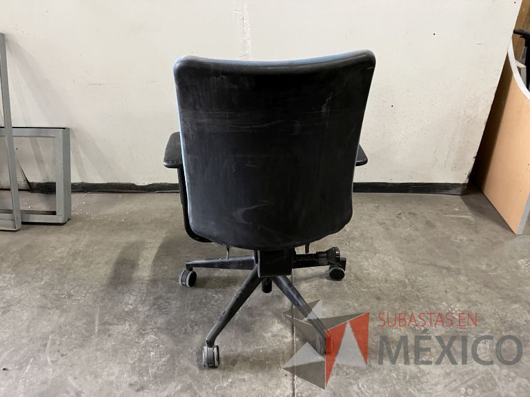 Lote 020 - 2 Sillas operativas con ruedas, descansabrazos, asiento y respaldo en tela color azul - Imagen 5