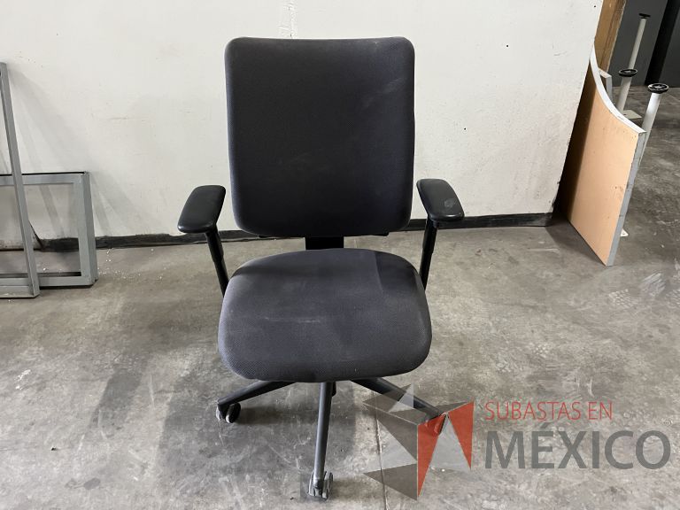 Lote 022 - 5 Sillas ejecutivas con ruedas, descansabrazos, asiento y respaldo en tela color azul