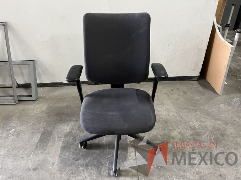 Lote 022 - 5 Sillas ejecutivas con ruedas, descansabrazos, asiento y respaldo en tela color azul - Imagen 2