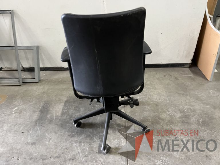 Lote 022 - 5 Sillas ejecutivas con ruedas, descansabrazos, asiento y respaldo en tela color azul - Imagen 4